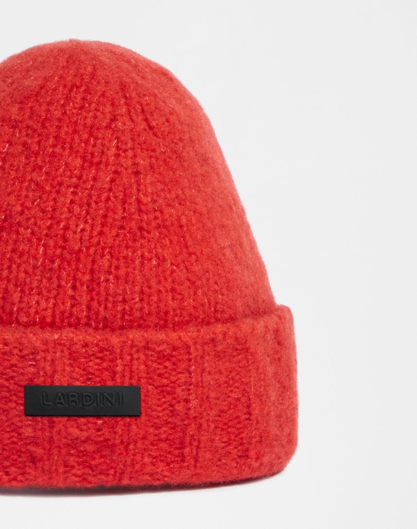 Red hat in wool, cashmere and nylon yarn