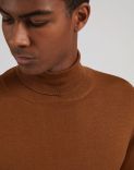 Pull à col roulé couleur noisette en laine mérinos, soie et cachemire 5