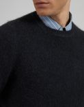 Black crew-neck plain knit sweater 5