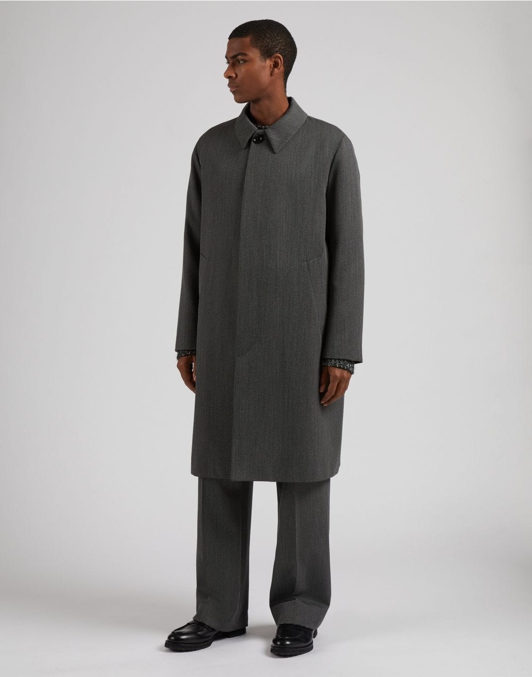 Grey single-breasted lined coat with a front placket