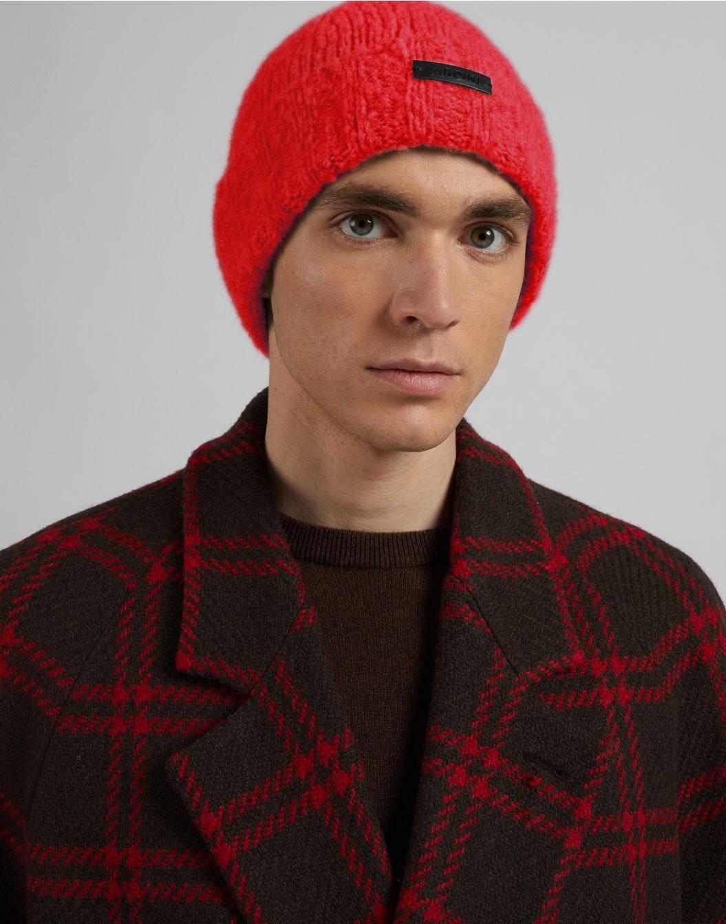 Red hat in wool, cashmere and nylon yarn