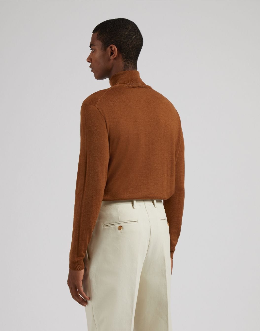 Pull à col roulé couleur noisette en laine mérinos, soie et cachemire