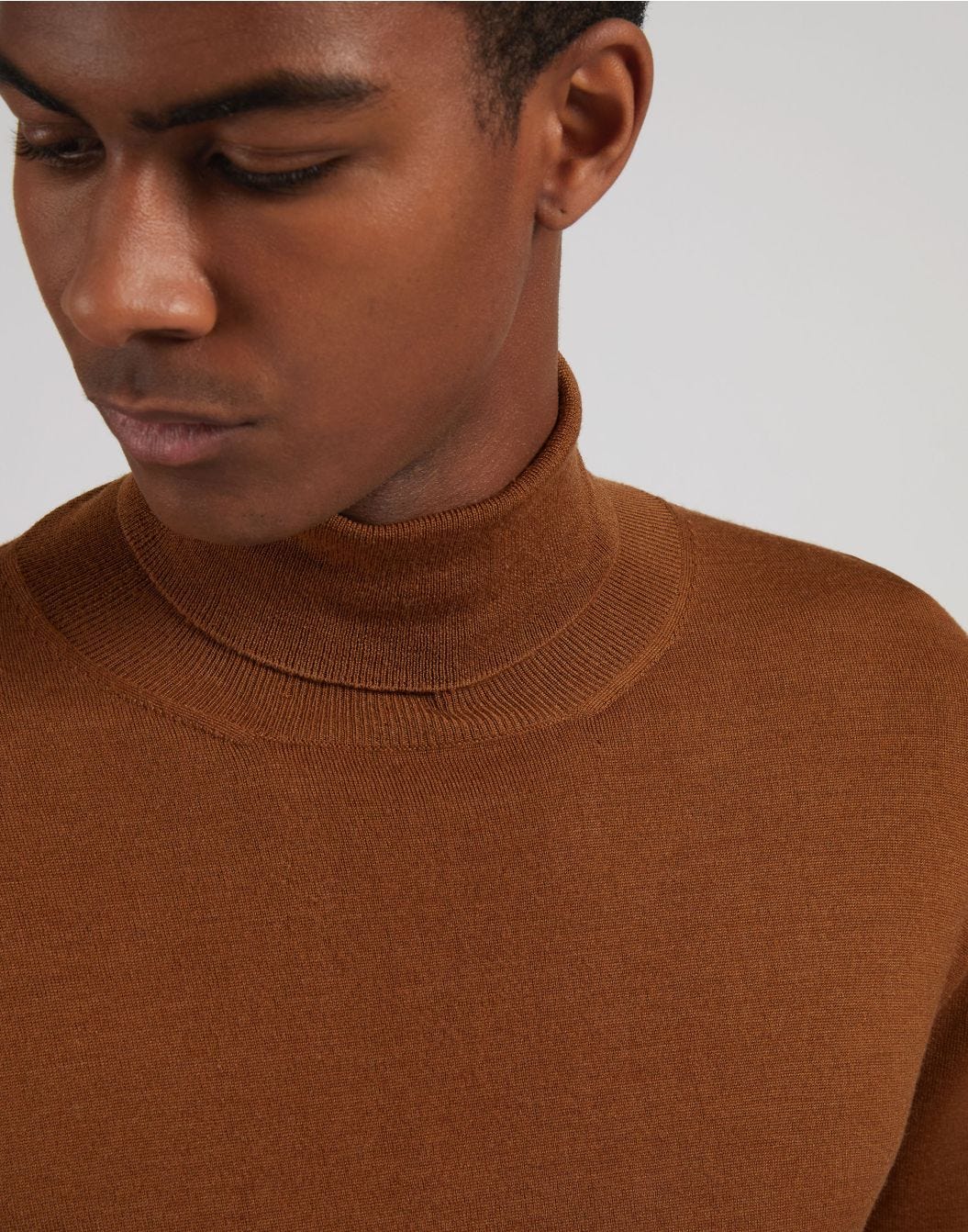 Pull à col roulé couleur noisette en laine mérinos, soie et cachemire