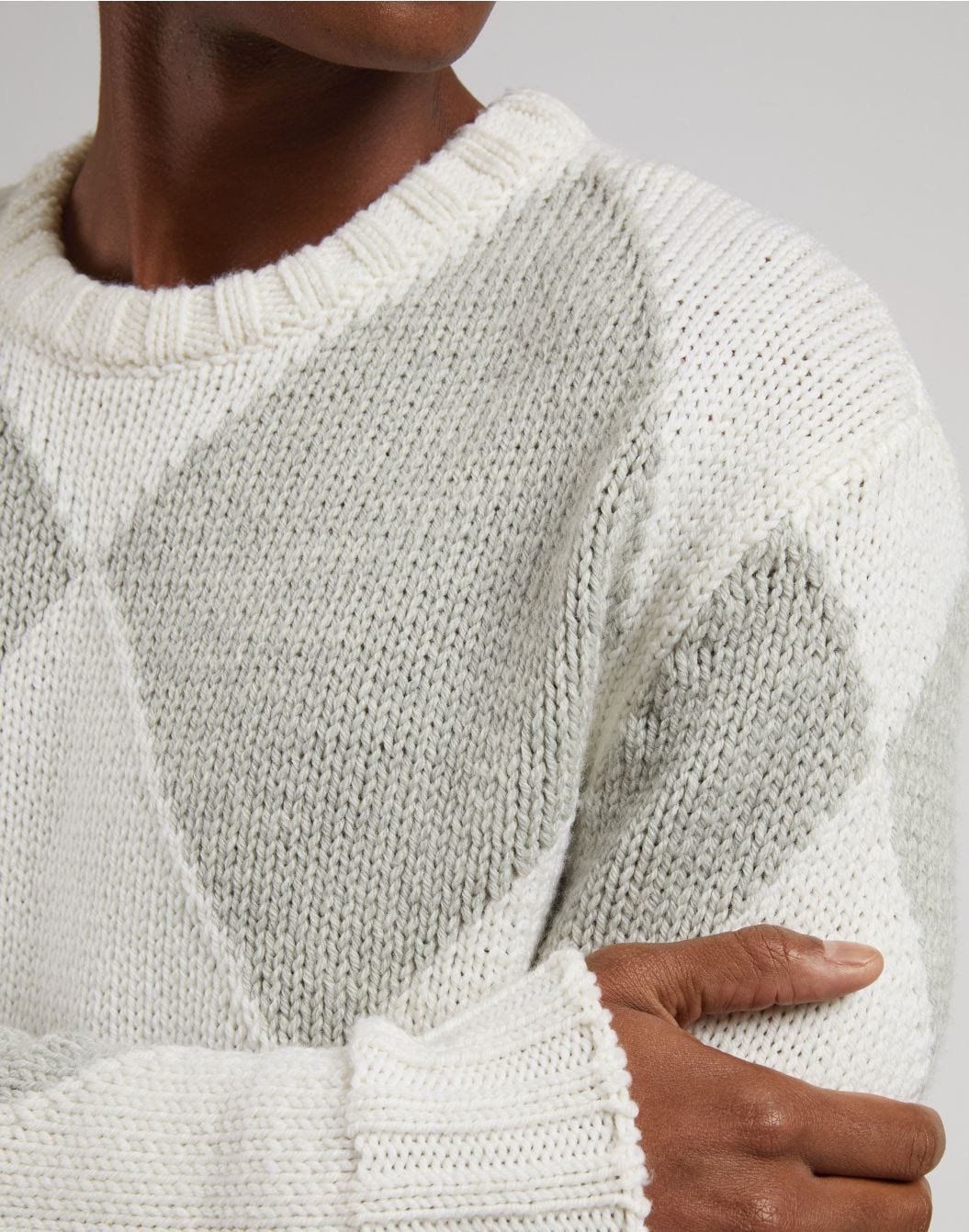 White crew-neck sweater with two-tone grey intarsia