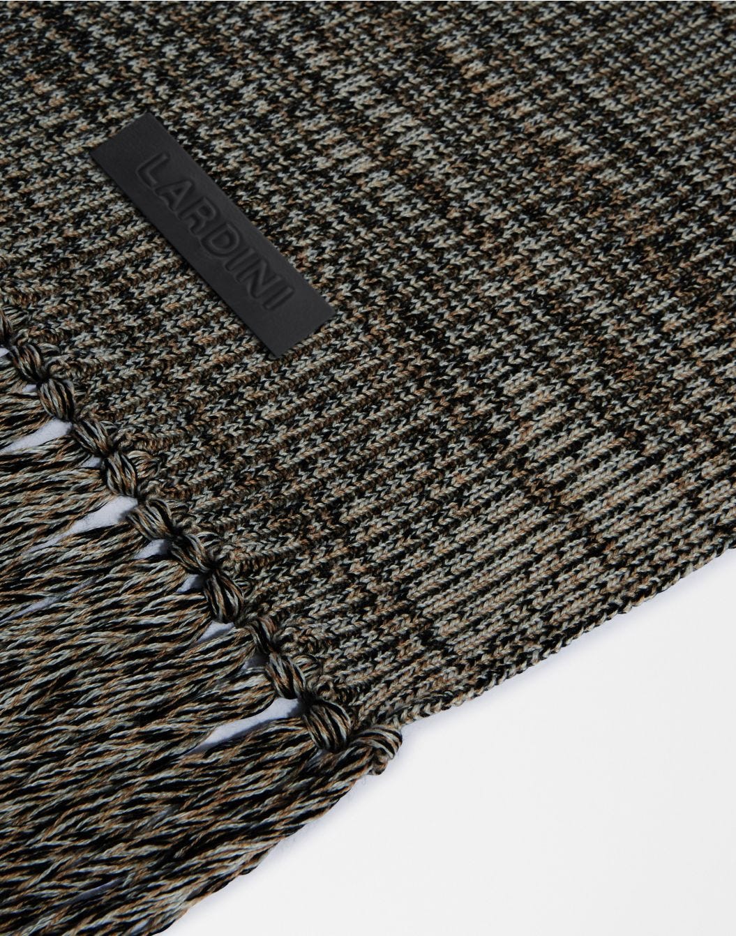 Ribbed merino wool fringed scarf.