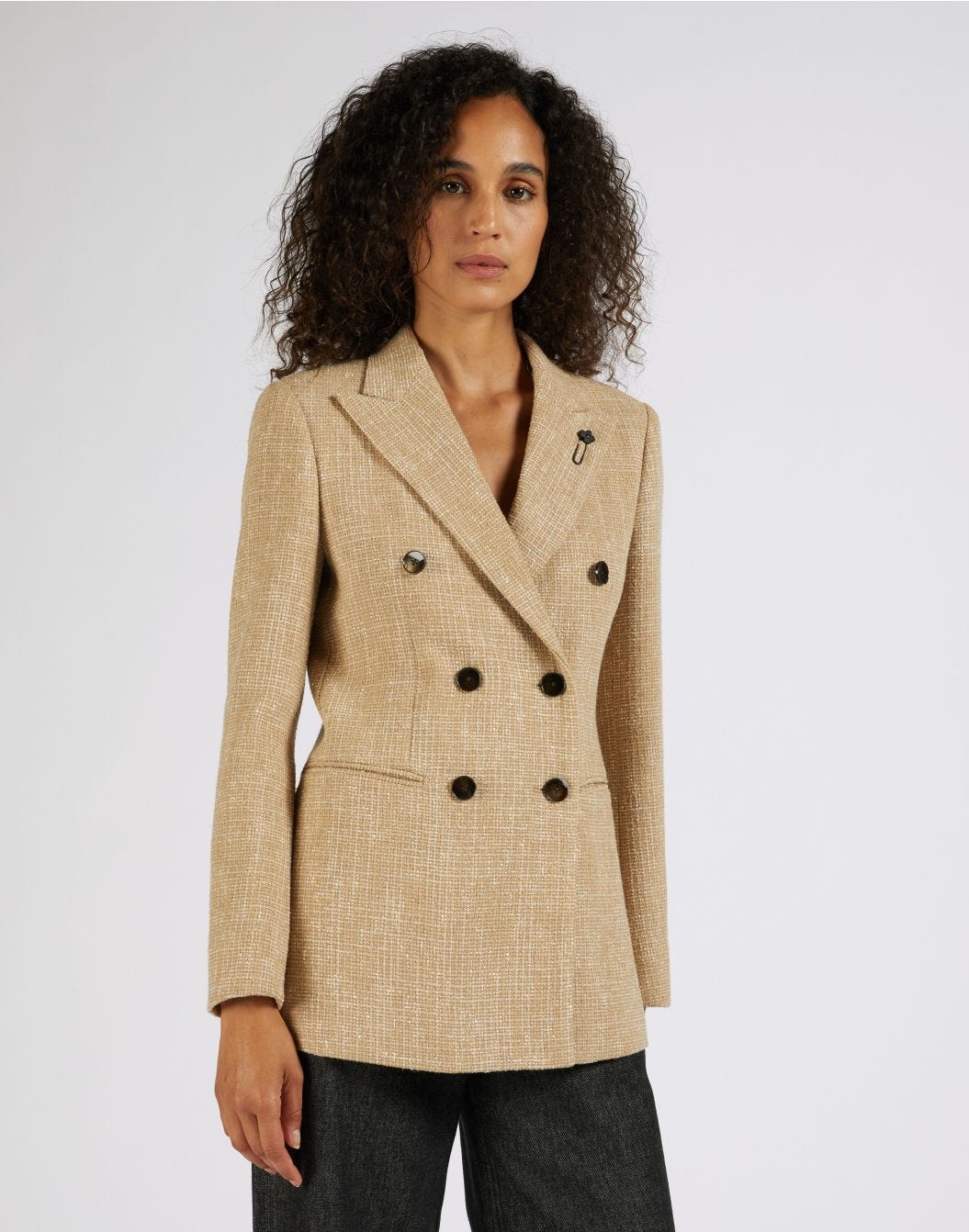 Beigefarbene doppelreihige Jacke aus einem Tweed-Woll-Gemisch