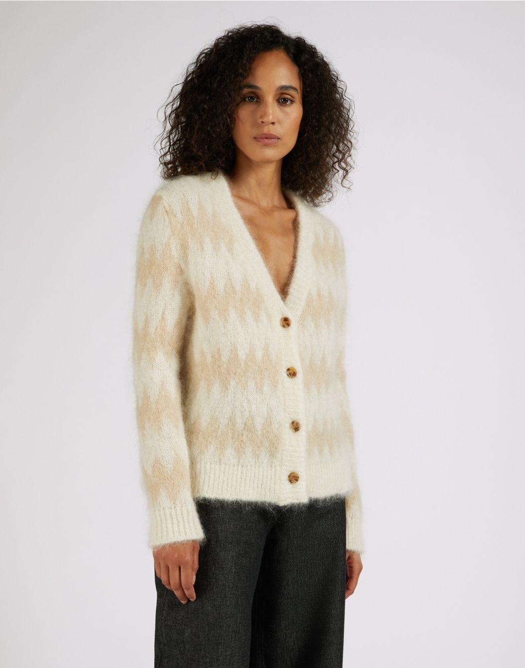 Cardigan bicolore beige e bianco in filato mohair