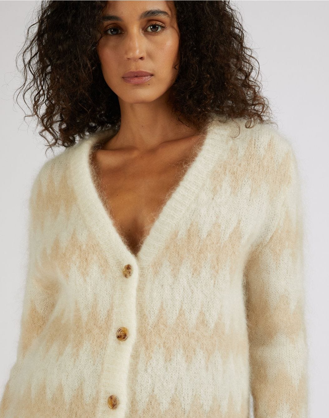 Cardigan bicolore beige e bianco in filato mohair