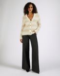 Cardigan bicolore beige e bianco in filato mohair 3