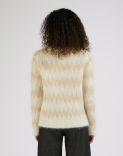 Cardigan bicolore beige e bianco in filato mohair 4