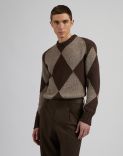 Brown crew-neck sweater with two-tone hazelnut intarsia. 2